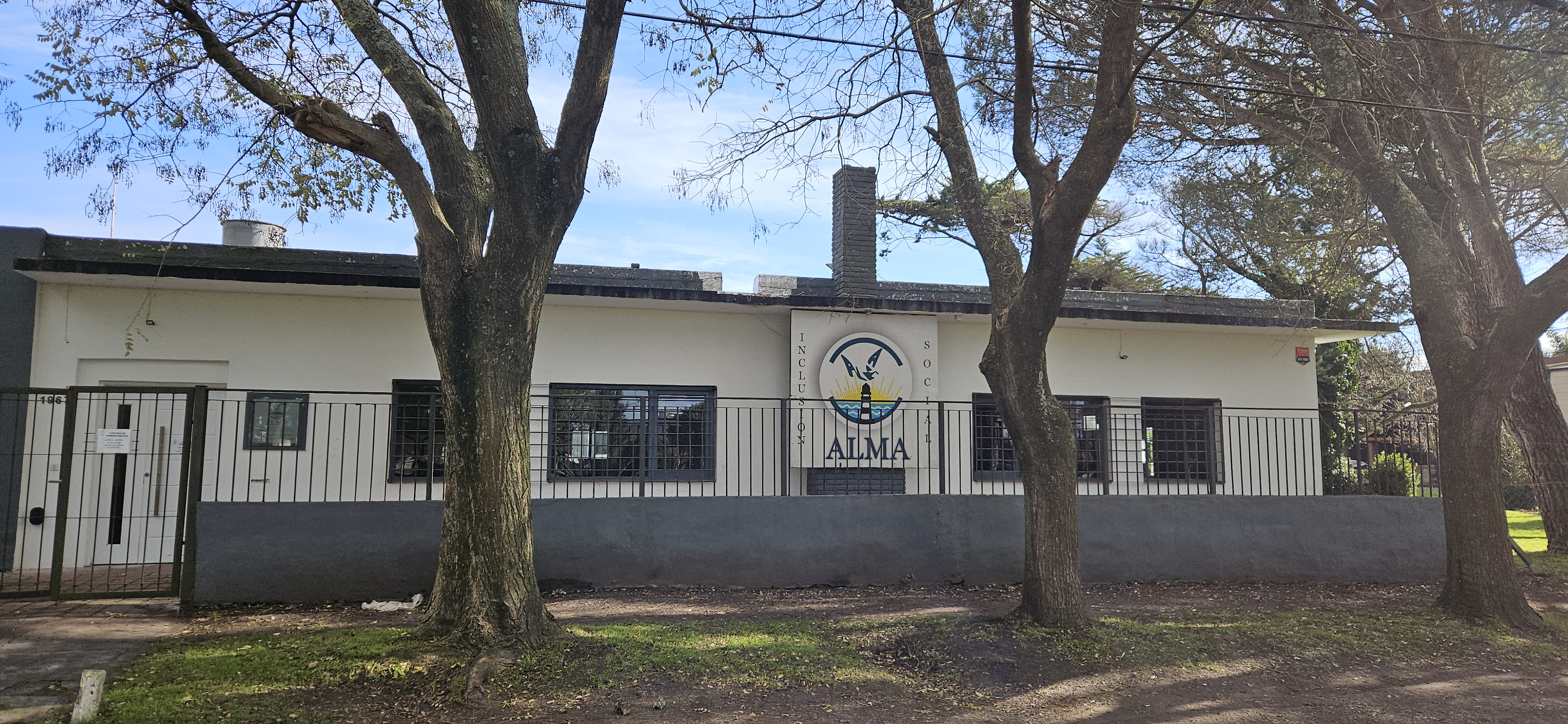 Fachada de ALMA Mar del Plata con el isotipo Inclusión Social