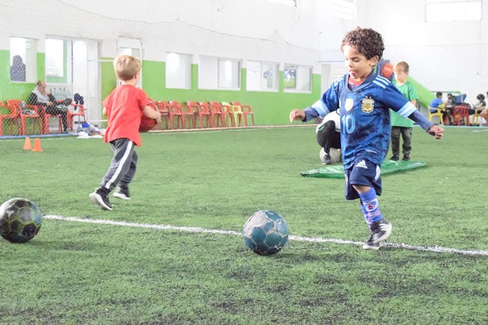 Chicos jugando al fútbol en ALMA Mar del Plata