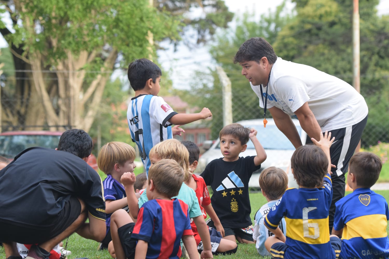Profe con chicos de la Escuela de Fútbol de ALMA Mar del Plata