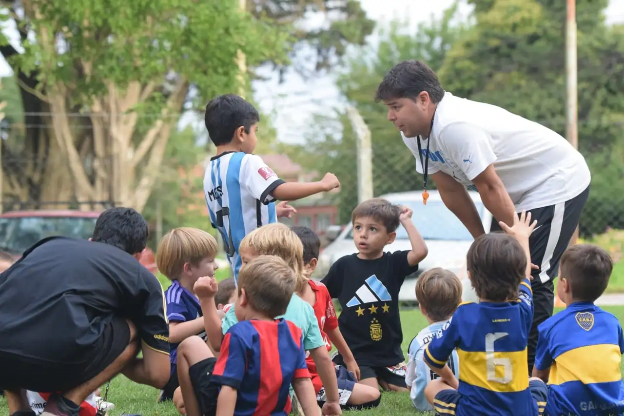 Profe con chicos de la Escuela de Fútbol de ALMA Mar del Plata