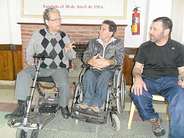Juan Antonio 'Lolé' Santoro (centro), presidente de ALMA, en la sede histórica de la institución
